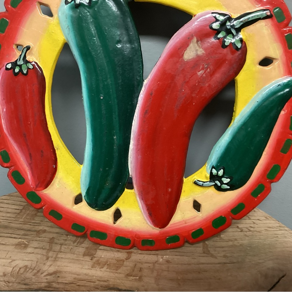🔴 Vintage - Cast Iron Hot Chili Peppers Trivet - Crisp Clear Colors - Hang Ready - Picture 6 of 10
